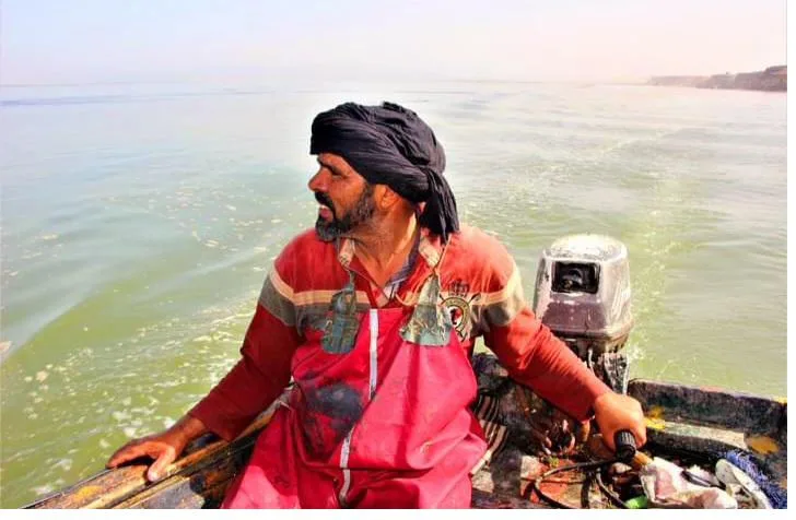 Un pêcheur sur sa barque, rencontré sur la côte pendant notre voyage au Maroc